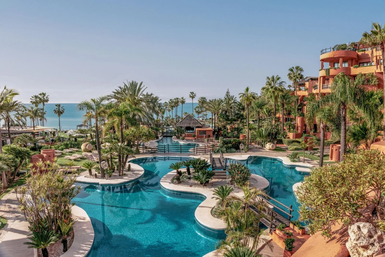 Piscinas y jardines de Hacienda del Mar frente al Mediterráneo, Estepona