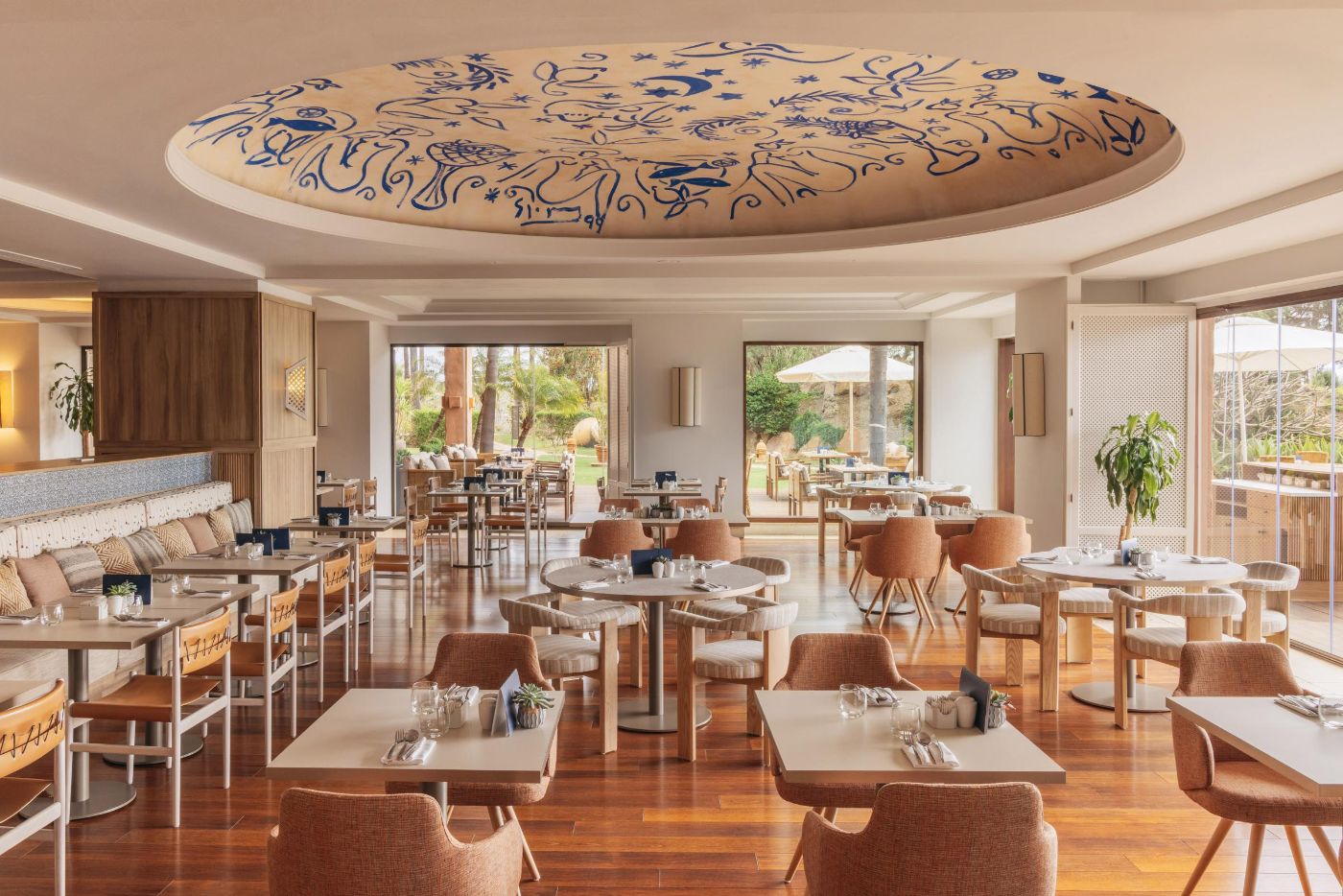 Restaurante principal con cúpula pintada