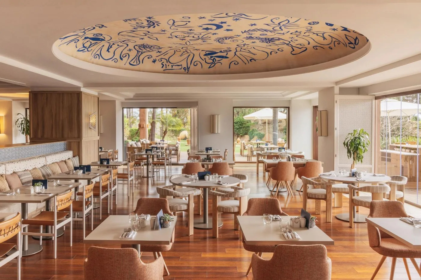 Restaurante principal con cúpula pintada